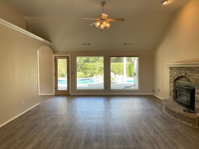 Foto del edificio - Beautiful South West Visalia home Near El ...