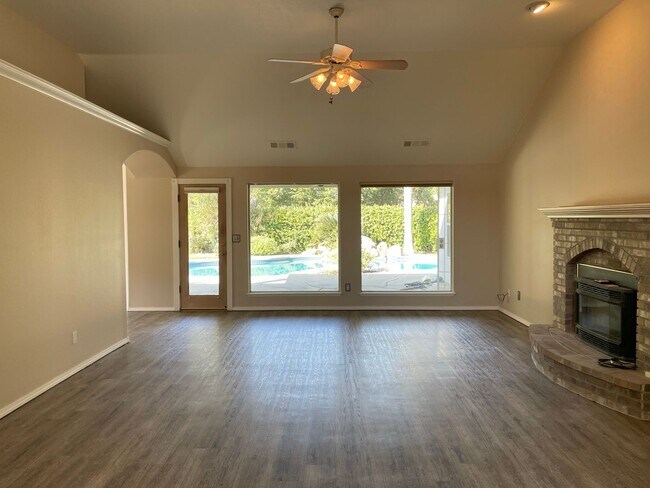 Foto del edificio - Beautiful South West Visalia home Near El Diamante school with a pool!!