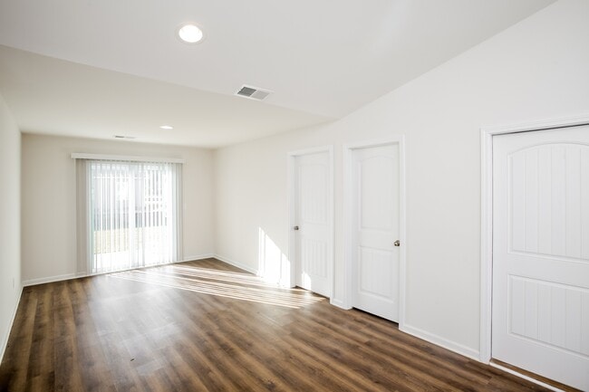 Building Photo - 462 Conifer St