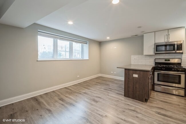 Building Photo - Beautiful Bronzeville 2-bed - 1-bath - Gar...