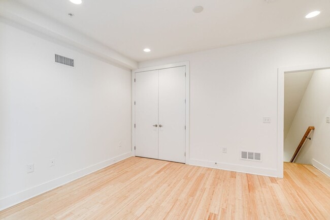 Building Photo - Northern Liberties Townhome with Parking