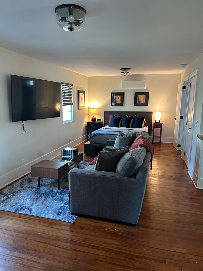 Building Photo - 2000 Rugby Ave