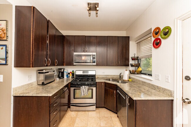 Foto del edificio - 1459 W Leland Ave