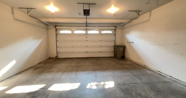 Foto del edificio - Centrally located 3bed/2.5bath townhome w/...
