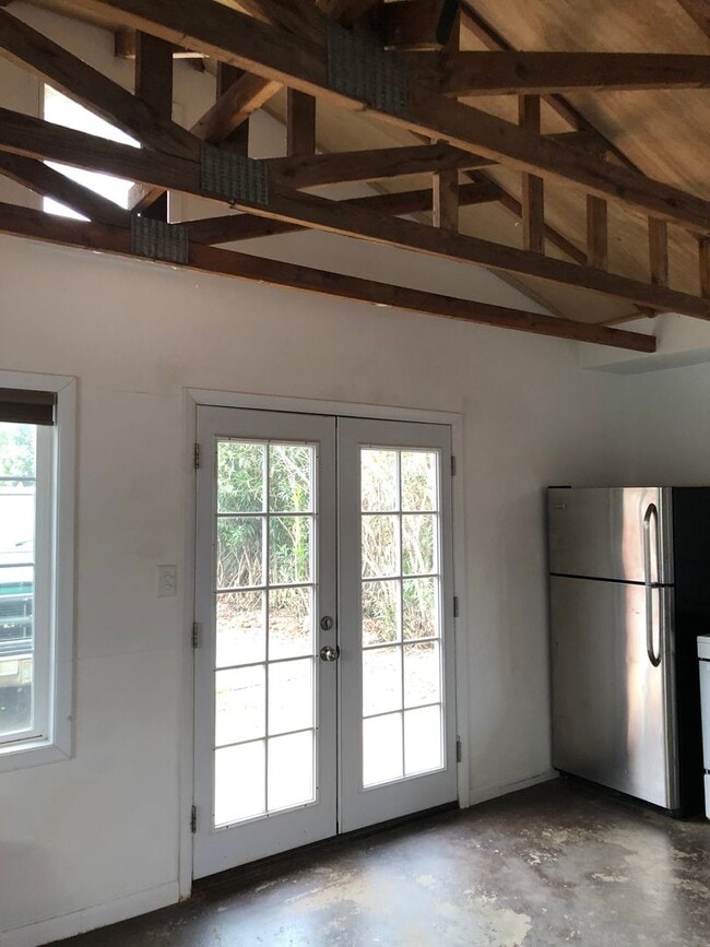 Building Photo - Cute, private, pet friendly 1 BD/ 1 bath h...