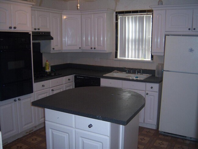 Building Photo - 2 Bedroom House in Upland Parks