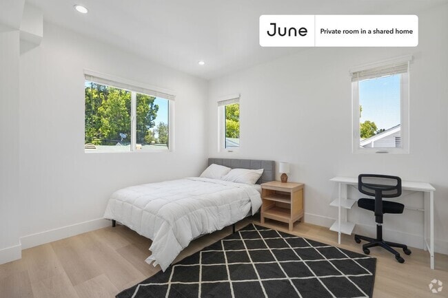 Building Photo - Private bedroom in 4 bed/3 bath Home
