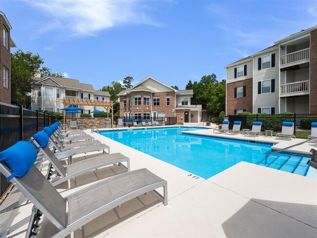 Sparkling swimming pool with sundeck - Chace Lake Villas