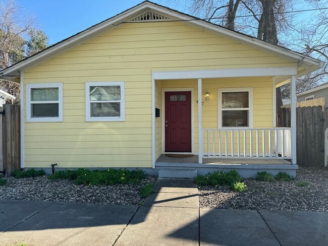 Foto del edificio - Available Now!  Bright Charmer in downtown Chico