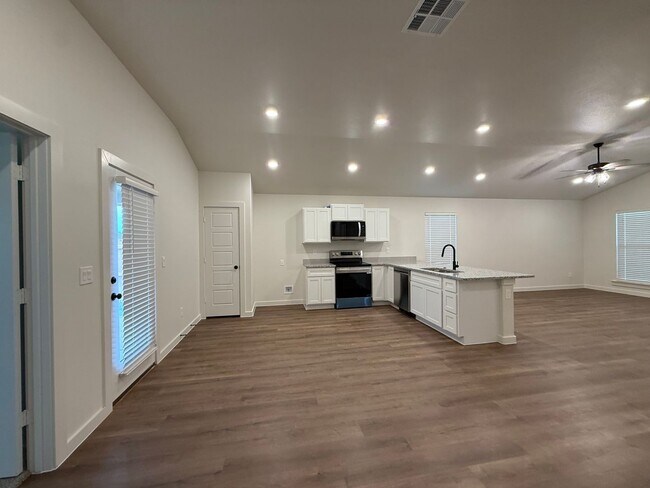 Foto del edificio - July Move-in