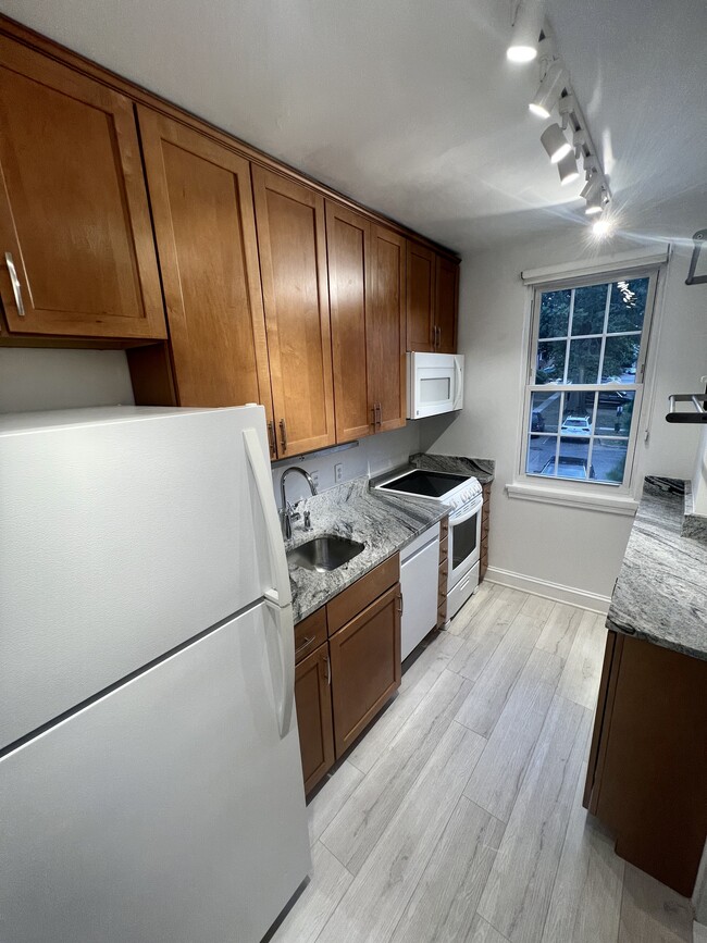 Building Photo - 7 E Glebe Rd