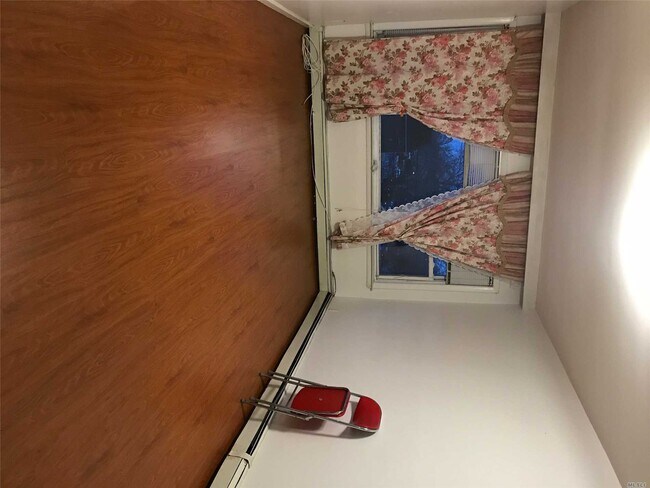 Building Photo - 77-31 Parsons Blvd