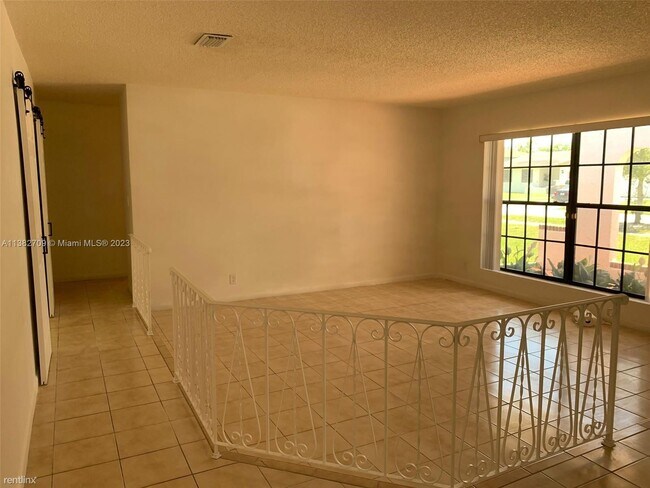 Building Photo - 3 br, 2 bath House - 8011 SW 196th Ter # 8011
