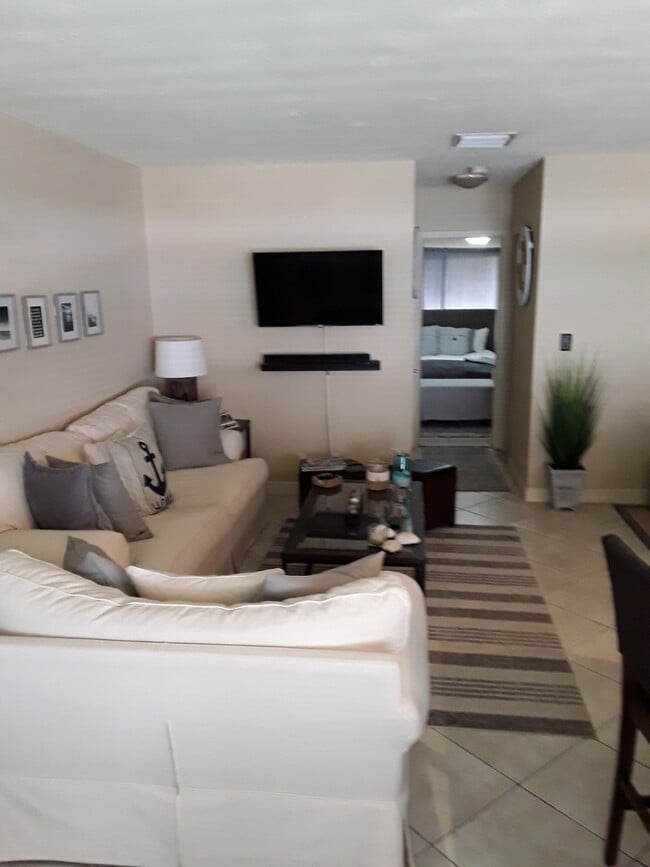 Building Photo - 2881 NE 32nd St