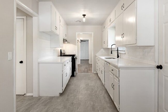 Foto del edificio - 730 N College St