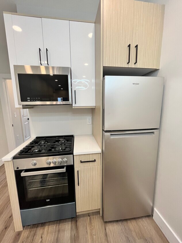 128 Bayview Ave 3R - 126 Bayview Ave