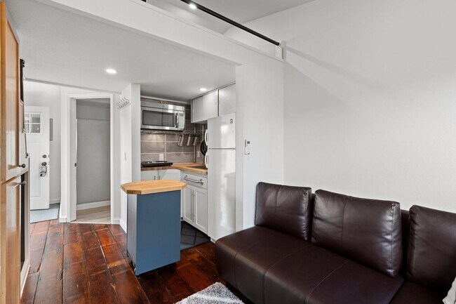 Foto del edificio - 1 Bath Furnished Studio in Woodlawn!