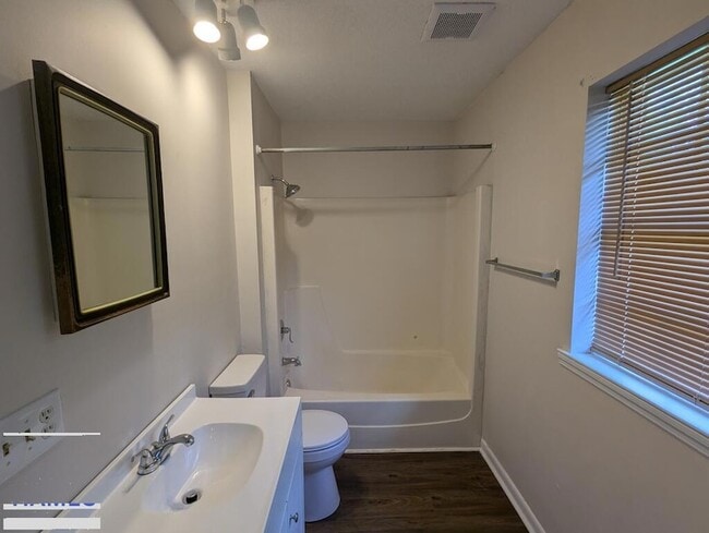 Foto del edificio - 979 Live Oak Dr