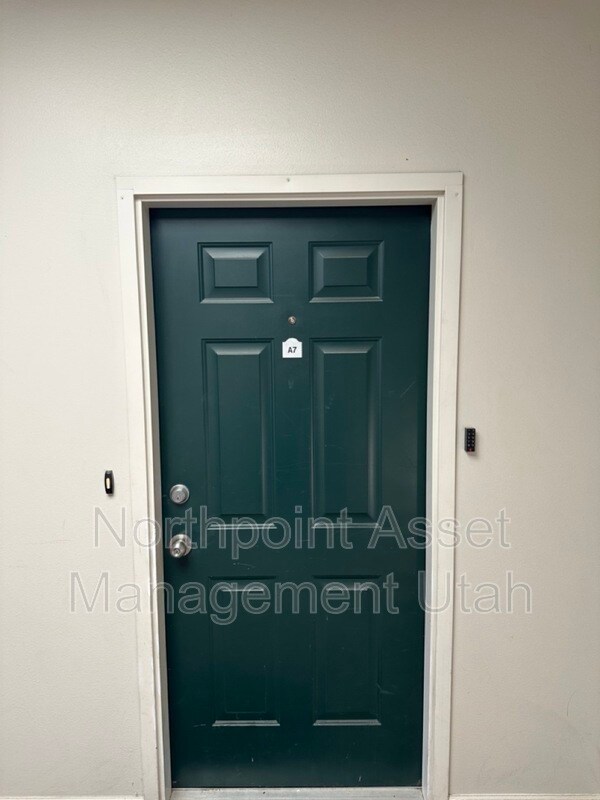 Building Photo - 150 S 800 E