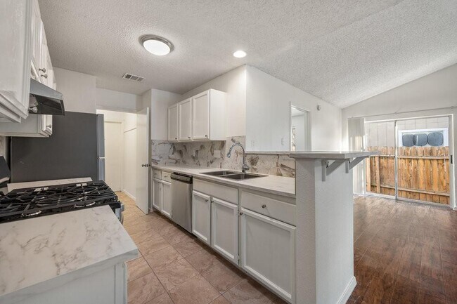 Foto del edificio - 8204 West Gate Blvd