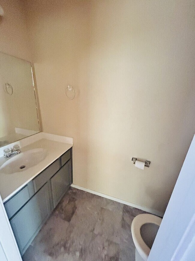 Building Photo - 3300 Barcelona Dr