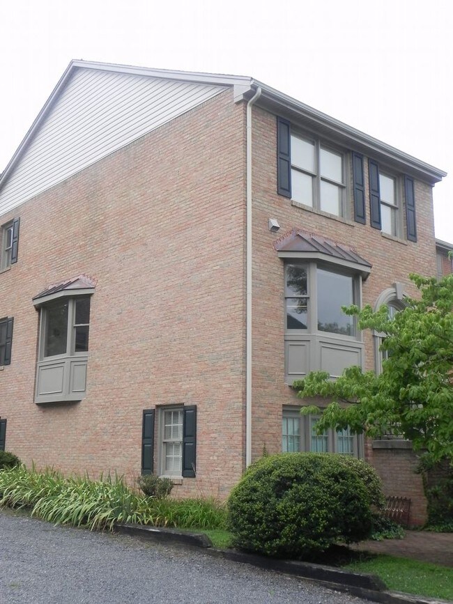 Building Photo - 102 N Jay St