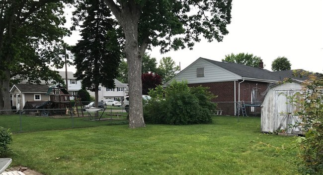 Spacious Backyard - 185 Wilson St