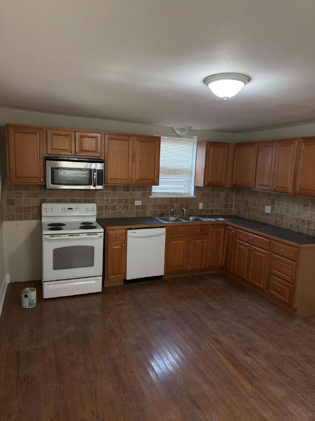 Foto principal - 7707 Vermont Ave