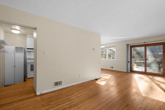 Foto del edificio - 4 Bedroom 3.5 Bathroom - Van Ness/Tenleytown Semi Detached Home - Attached 1 Car Garage