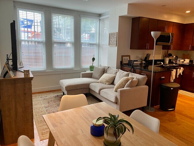 Sala de estar y cocina - 2910 Georgia Ave NW