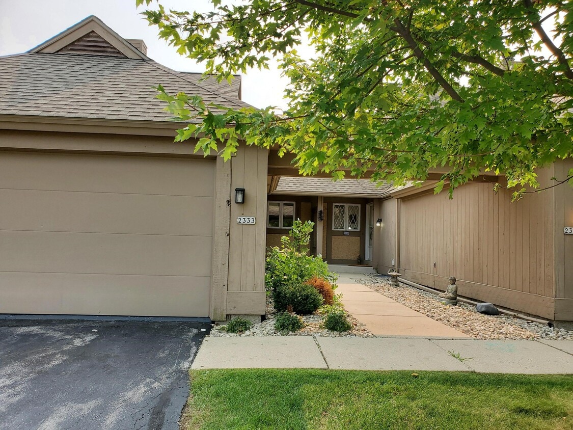2333 Cumberland Ct, Mequon, WI 53092 Condo for Rent in Mequon, WI