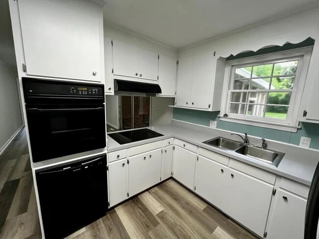 Building Photo - 305 Hartsfield Ln