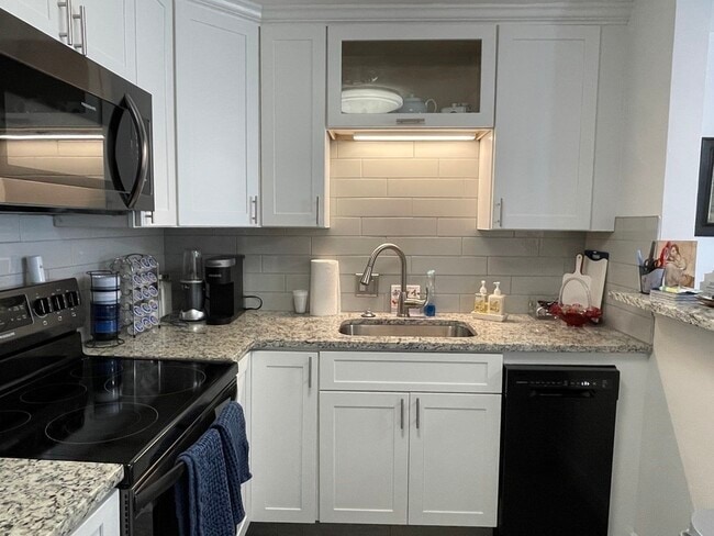 Foto del edificio - 32 Whitman Rd