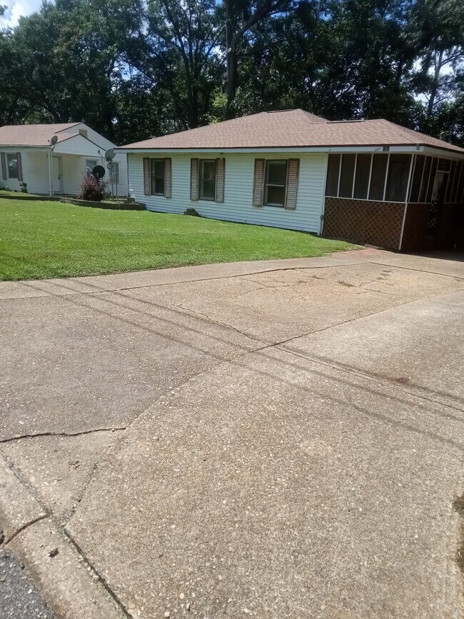 Building Photo - Am-616 W Shawnee Drive