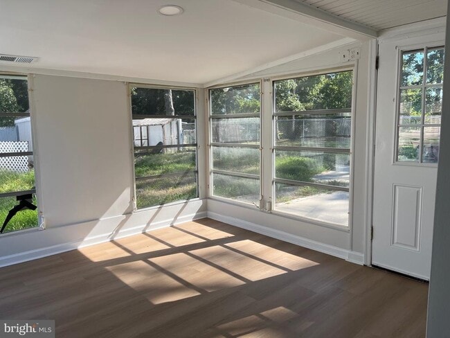 Building Photo - 402 Maple Ave