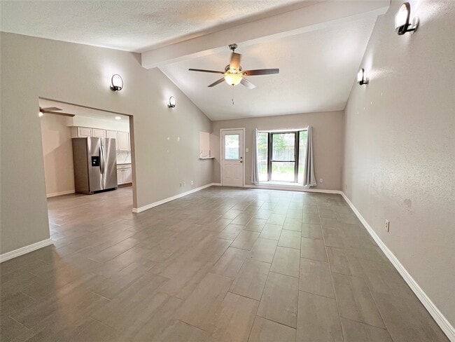 Foto del edificio - 6210 Creekside Ln