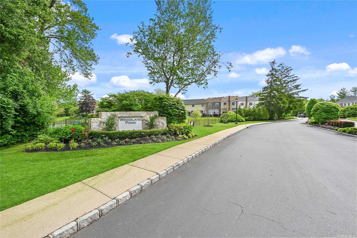 Primary Photo - 32 Woodlake Dr E