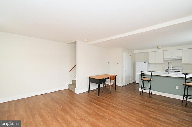 Building Photo - 1554 N Lawrence St