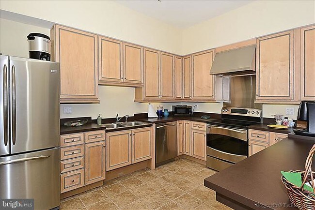 Building Photo - 28370 Village Lake Way