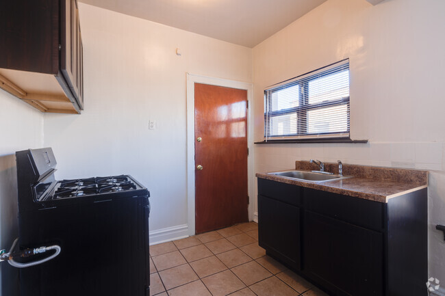 1BR, 1BA - 615-925SF - Kitchen - 7945-7955 S. Drexel Ave.