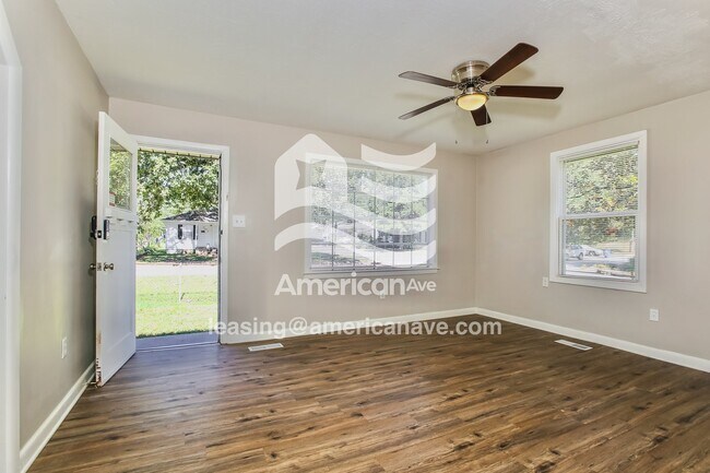 Building Photo - 800 W 51st St