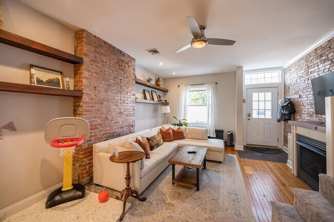 Building Photo - Two Bed Graduate Hospital Townhome