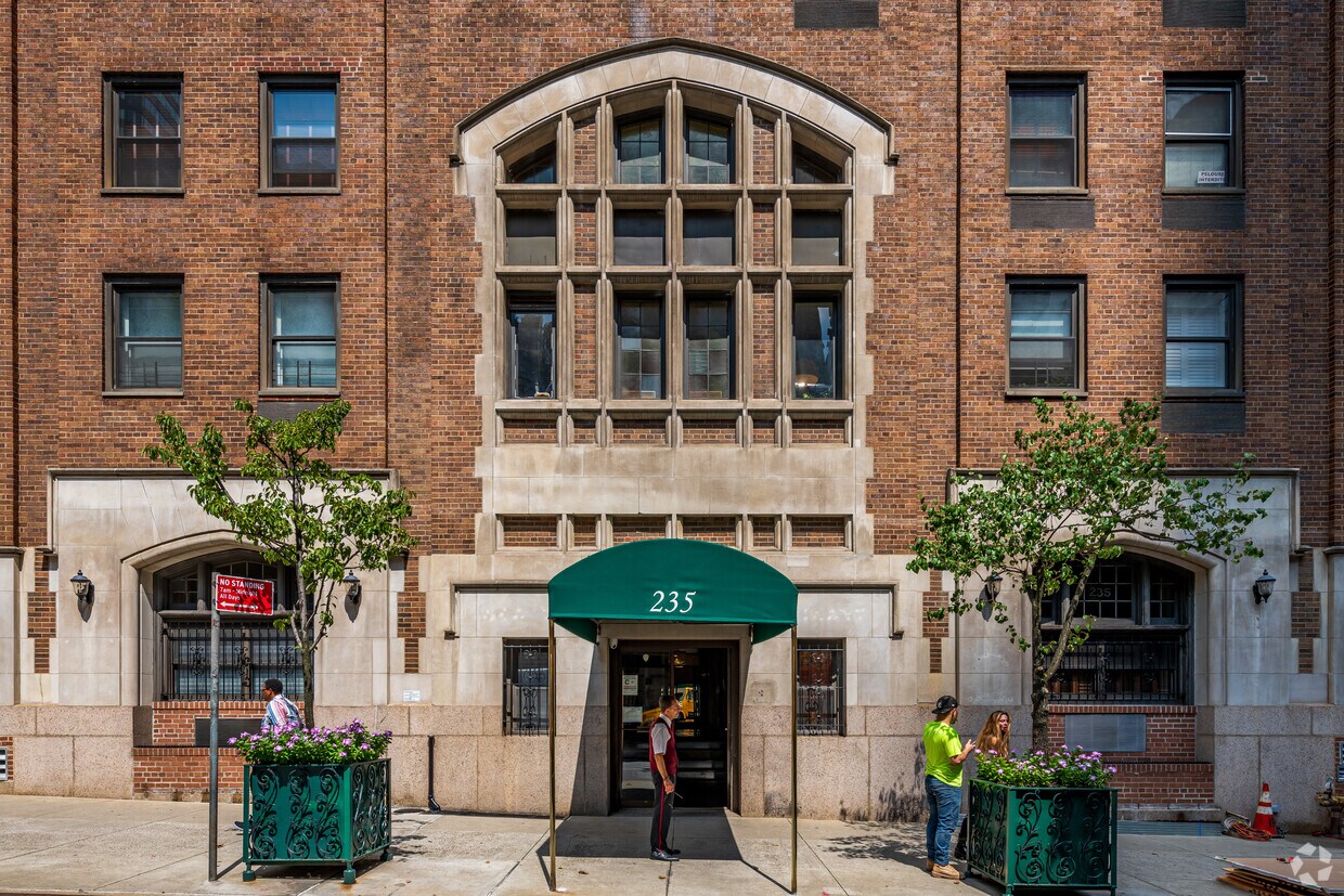 Fotografía del edificio - 235 E 49th St