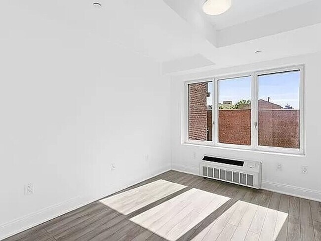 Building Photo - Beautiful Clean 1 Bedroom Condo in Astoria