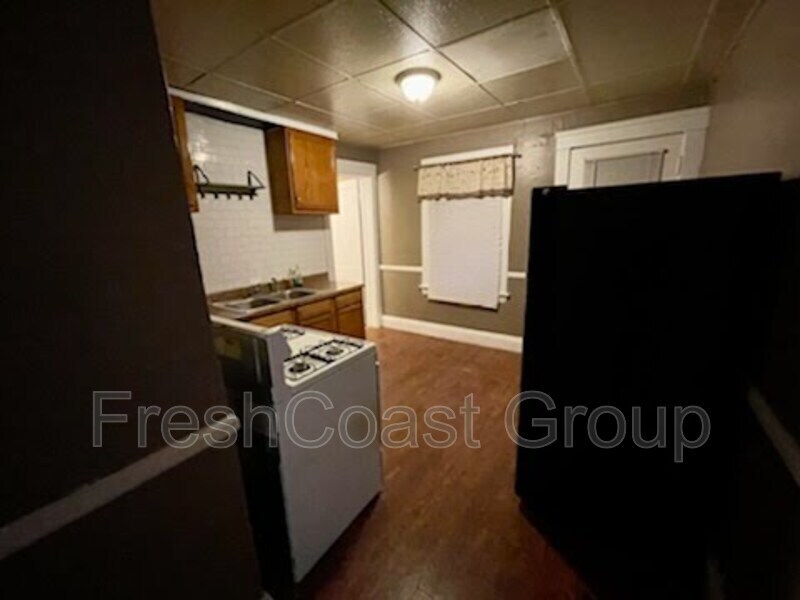 11705 Hamlen Ave Cleveland, OH 44120 – photo 4