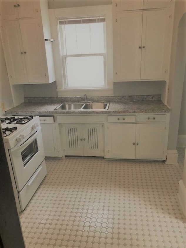Primary Photo - 3 Bed / 1 bath house