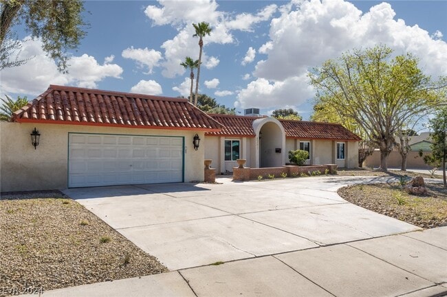 Building Photo - 4201 Greenhill Dr
