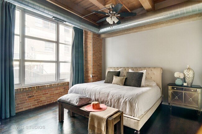 Building Photo - 333 S Desplaines St