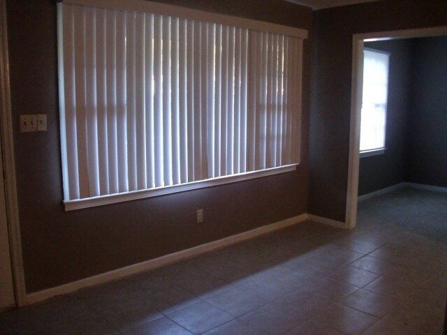 Building Photo - 711 E Brookwood Dr