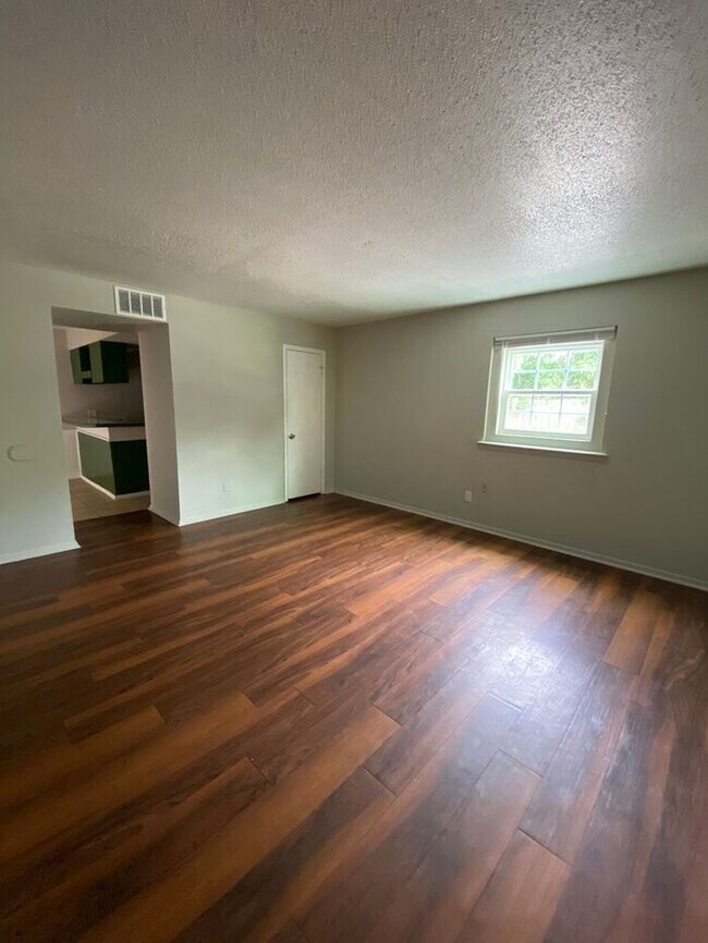 Foto del edificio - 2 Bedroom 1.5 Bath Apt at the Monterey Squ...